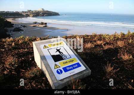 Klippe Rand Warnschild in Newquay, Cornwall. Stockfoto