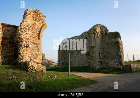 Ruine Torhaus am Eingang zu den Ruinen von Binham Priory und der Priory-Kirche in Binham, Norfolk, Großbritannien. Stockfoto
