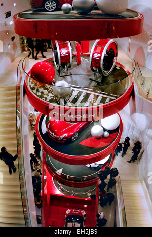 Paris, Frankreich, Shopping, Citroen, Leute des Neuen Autohaus, Innenarchitektur, Treppe, gewerbliche Innenräume Stockfoto