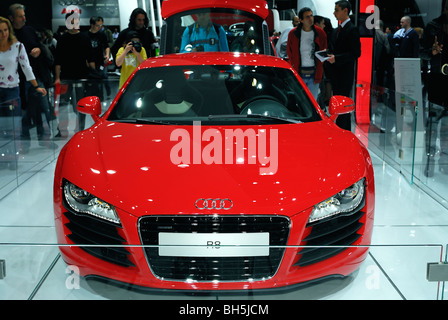 Paris, Frankreich, große Menschenmenge, Besuch der Paris Auto Show, Rot, Audi R8 „Concept Car“ Modell auf dem Display, vordere Messe Elektrofahrzeuge zum Verkauf Stockfoto