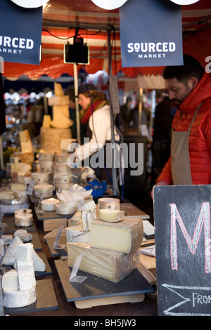 Neals Yard Dairy bei aus der Region "Französischen" Markt am Venn Street, Clapham Common, London Stockfoto