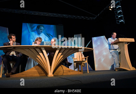 Parlament jetzt Debatte Hay Festival 2009 zu stürzen. (l-R) Marcus Brigstocke, Helena Kennedy, Philippe Sands und Jim Naughtie. Stockfoto