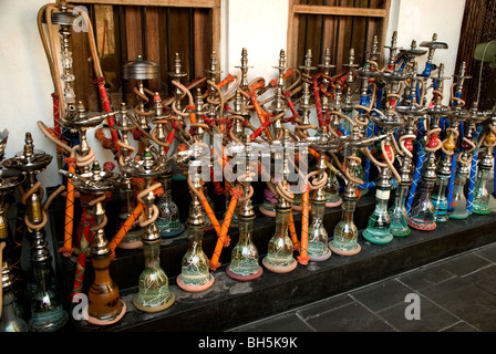 Viele Wasserpfeifen aufgereiht in einem Restaurant im Souq Waqif, Doha, Katar Stockfoto