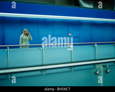 Unternehmerinnen mit mobilen Stockfoto