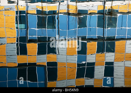 Reflexion eines modernen Bürogebäudes in einem Fluss mit Verzerrungen Stockfoto
