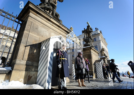 Prag-Tschechische Republik, die Burgwache am Eingang zur Prager Burg Stockfoto