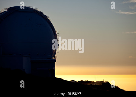 Das 4m William Herschel Teleskop auf La Palma am Observatorium del Roque de Los Muchachos bei Sonnenuntergang Stockfoto