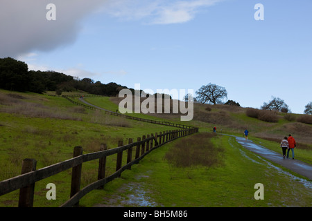 Menschen üben nach einem Regenschauer auf dem Weg in die Schale in den Ausläufern der Stanford auf dem Campus der Stanford Univ befindet sich Stockfoto