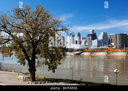 Cincinnati Skyline von Newport aus gesehen. John Roebling Brücke überspannt von Newport in die Innenstadt von Cincinnati über den Fluss Ohio Stockfoto