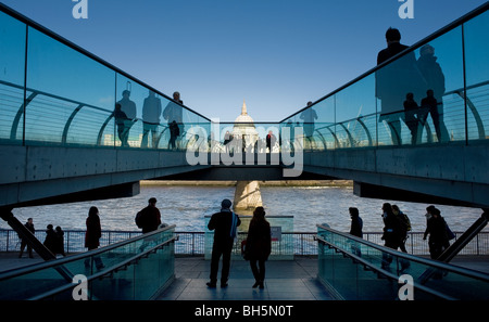 Menschen, die auf der Millenium Bridge in London spazieren. Stockfoto