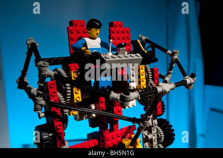 Lego-Roboter mit Lego Mann Operator Stockfoto