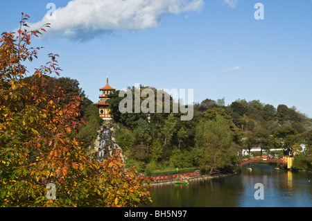 dh Peasholm Park SCARBOROUGH NORTH YORKSHIRE Herbst Urlaubsresort park Bootfahren See chinesische Pagode Stockfoto