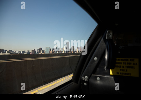 Die Skyline von Manhattan aus in ein NYC Taxi nähert sich Queensboro Bridge, New York City, New York USA Stockfoto