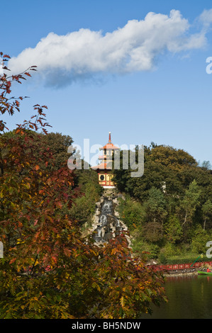 dh Peasholm Park SCARBOROUGH NORTH YORKSHIRE Herbst Urlaubsresort park Bootfahren See chinesische Pagode Stockfoto