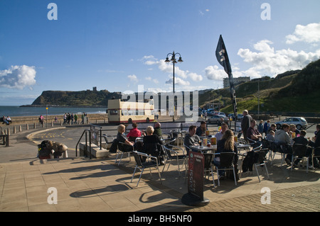 dh Royal Albert Drive North Bay SCARBOROUGH NORTH YORKSHIRE Kunden sitzen an der Ecke Café außerhalb des britischen Badeurlaubs Alfresco Cafés england Beach Stockfoto