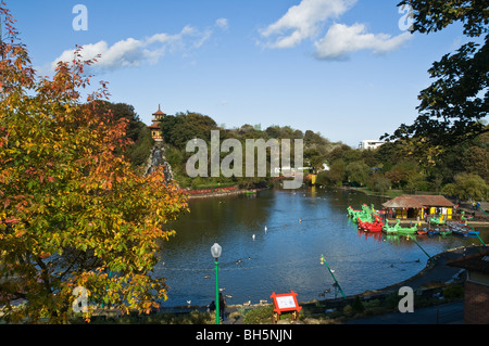 dh Peasholm Park SCARBOROUGH NORTH YORKSHIRE Herbst Urlaub Resort Park See zum Bootfahren Stockfoto