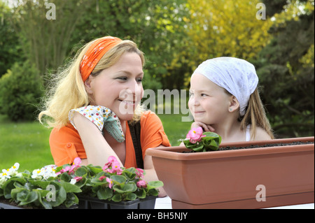 Junge Frau und Tochter im Garten Stockfoto