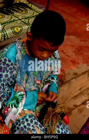 kleiner Junge in seinem Geisterkostüm, Phitakon Festival (pi ta Khon), Dansai, Loei, Nord-Ost-Thailand Stockfoto