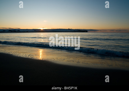 dh Skaill Bay SANDWICK ORKNEY Hole of Rowe Headland bei Sonnenuntergang Skaill Bay Strand Küste Küste Küste Küste Küste küste Strände Stockfoto