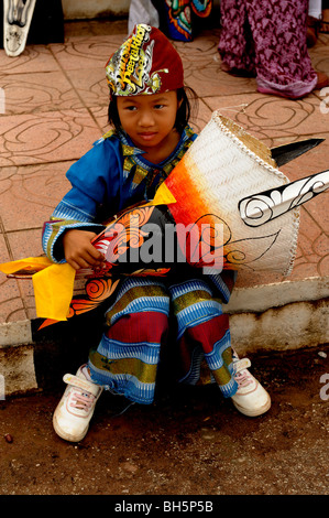 junges Mädchen mit Maske, Phitakon Festival (pi ta Khon), Dansai, Loei, Nord-Ost-Thailand Stockfoto