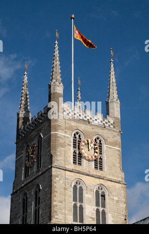 Der Turm der Southwark Cathedral am Südufer der Themse, London, UK. Stockfoto