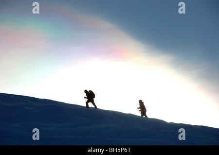 Bergsteigern vor Föhn Wolke. Berner Alpen, Schweiz Stockfoto