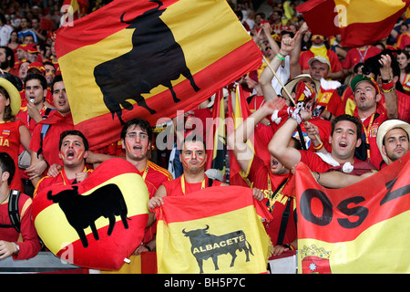 Spanische Fußball-Fans mit Fahnen singen auf der Tribüne in 2006 Fußball Weltmeisterschaft Stockfoto