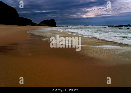 Portugal, Alentejo: Sonnenuntergang am Strand Praia Grande in Porto Covo Stockfoto