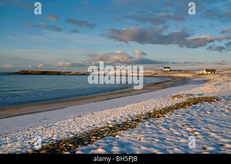 dh Skaill Bay SANDWICK ORKNEY Winter schneebedeckte gefrorenen Strand Küste winterliche Szene uk Stockfoto