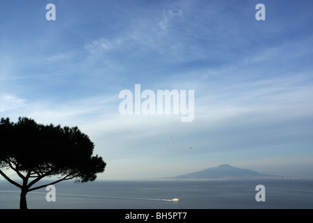 Blick über den Golf von Neapel auf den Vesuv, Kampanien, Italien vom Hotel Bristol, Sorrent Stockfoto