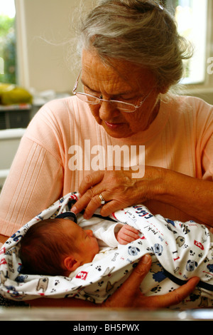 Neues Baby geboren jungen hielt in Armen von Großmutter im Krankenhaus kurz nach der Geburt. Stockfoto