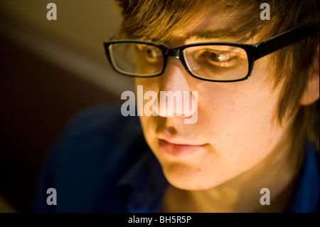 Ein junger Mann mit Brille Stockfoto