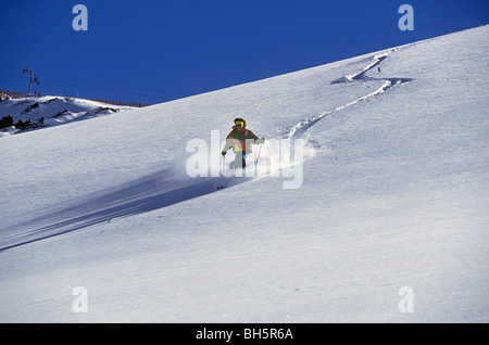 Ein Skifahrer Ski frischen Pulverschnee an den Hängen des Valle Nevado Ski Resort in den Anden von Chile Stockfoto