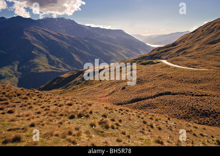 Crown Range Road zwischen Wanaka und Queenstown, Central Otago, Südinsel, Neuseeland. Stockfoto