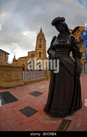 Statue auf dem Domplatz in Oviedo, Asturien, Spanien Stockfoto