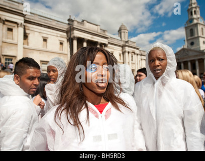 Michael Jackson-Fans neu den legendären Thriller-Tanz auf dem Londoner Trafalgar Square Stockfoto