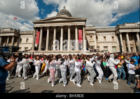 Michael Jackson-Fans neu den legendären Thriller-Tanz auf dem Londoner Trafalgar Square Stockfoto