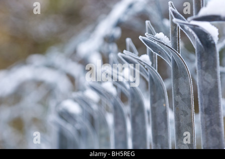 Ziehharmonika-Rasiermesserdraht auf verzinktem Stahl Spitzen Zaun montiert. Stockfoto