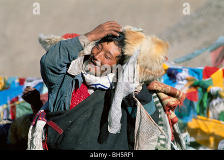 Pilger, die Aufhebung der Linien des Gebets flags Circumnambulate Phawang Mebar, Mount Kailash Stockfoto