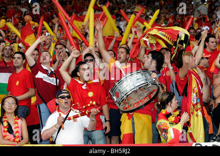 Spanische Fußball-Fans mit Fahnen singen auf der Tribüne in 2006 Fußball Weltmeisterschaft Stockfoto