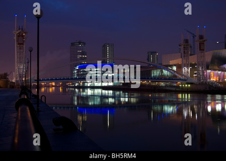 Salford Quays in der Dämmerung im Winter, Greater Manchester UK Stockfoto