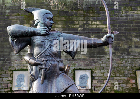 Bronzestatue von Robin Hood außerhalb der Burg Wände Schloss Straße Nottingham uk Stockfoto