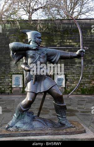 Bronzestatue von Robin Hood außerhalb der Burg Wände Schloss Straße Nottingham uk Stockfoto