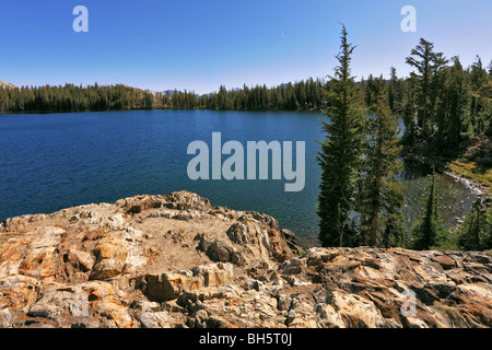 Hell dunkel blau Mai-See in Bergen Yosemite Park in den USA Stockfoto