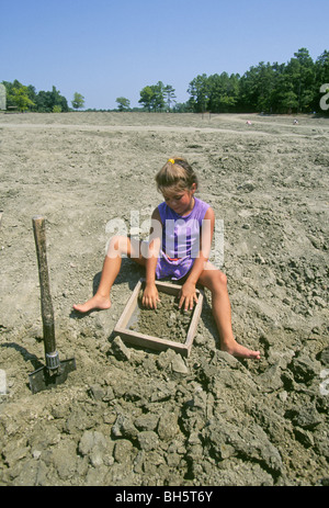 Schulmädchen auf einen Familienausflug siebt für Diamanten im Crater of Diamonds State Park, in der Nähe von Murfreesboro Arkansas Stockfoto