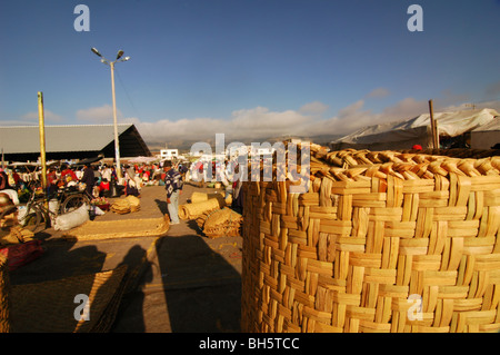 Ecuador, Saquisili, rollte geflochtenen Matten auf dem Display auf einem Markt mit Menschen im Hintergrund Stockfoto