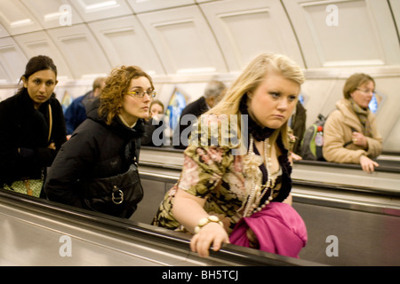 Pendler auf der Londoner U-Bahn Rolltreppe. Stockfoto