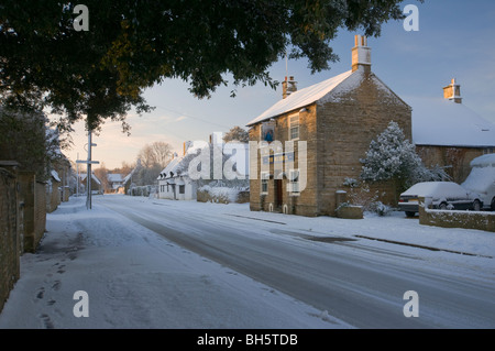 Bluebell Inn und John Clare Cottage in Helpston an einem verschneiten Wintertag Stockfoto