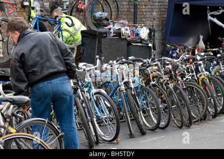 Fahrräder zum Verkauf an Londons Brick Lane market. Stockfoto