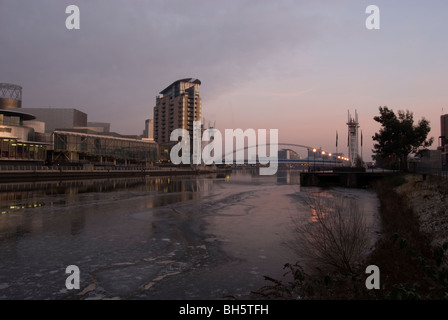 Salford Quays in der Dämmerung im Winter, Greater Manchester UK Stockfoto